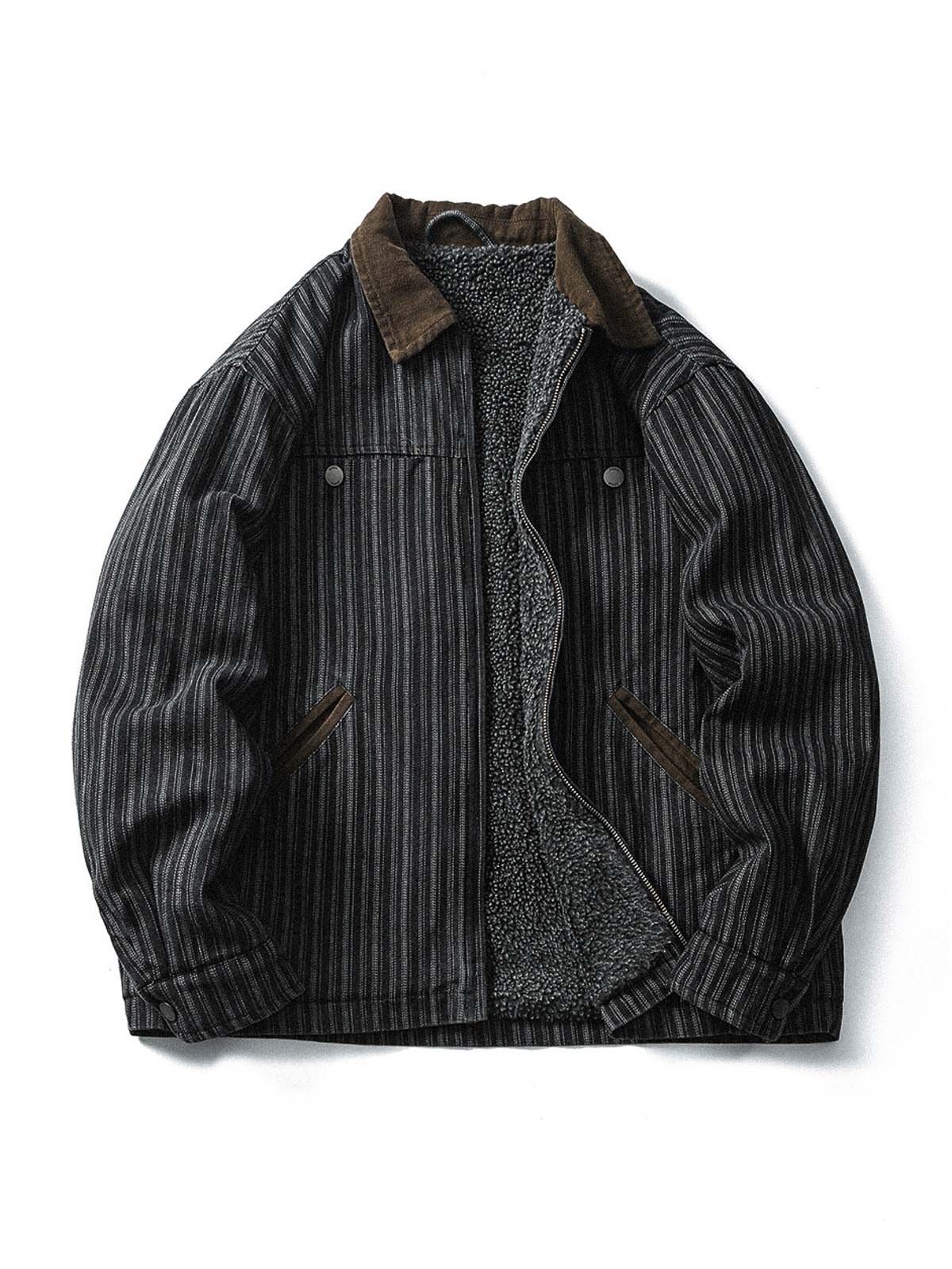 製品画像: バイカラーコーデュロイ襟ストライプデニムデトロイトジャケット。ヴィンテージ風デザインのデニムジャケットに、バイカラーコーデュロイ襟とファー裏地を組み合わせ、暖かさとスタイリッシュさを提供。

詳細画像: バイカラーコーデュロイ襟のディテールと斜めに配置された前襟のポケット。デニム生地とファー裏地の質感が際立つデザイン。