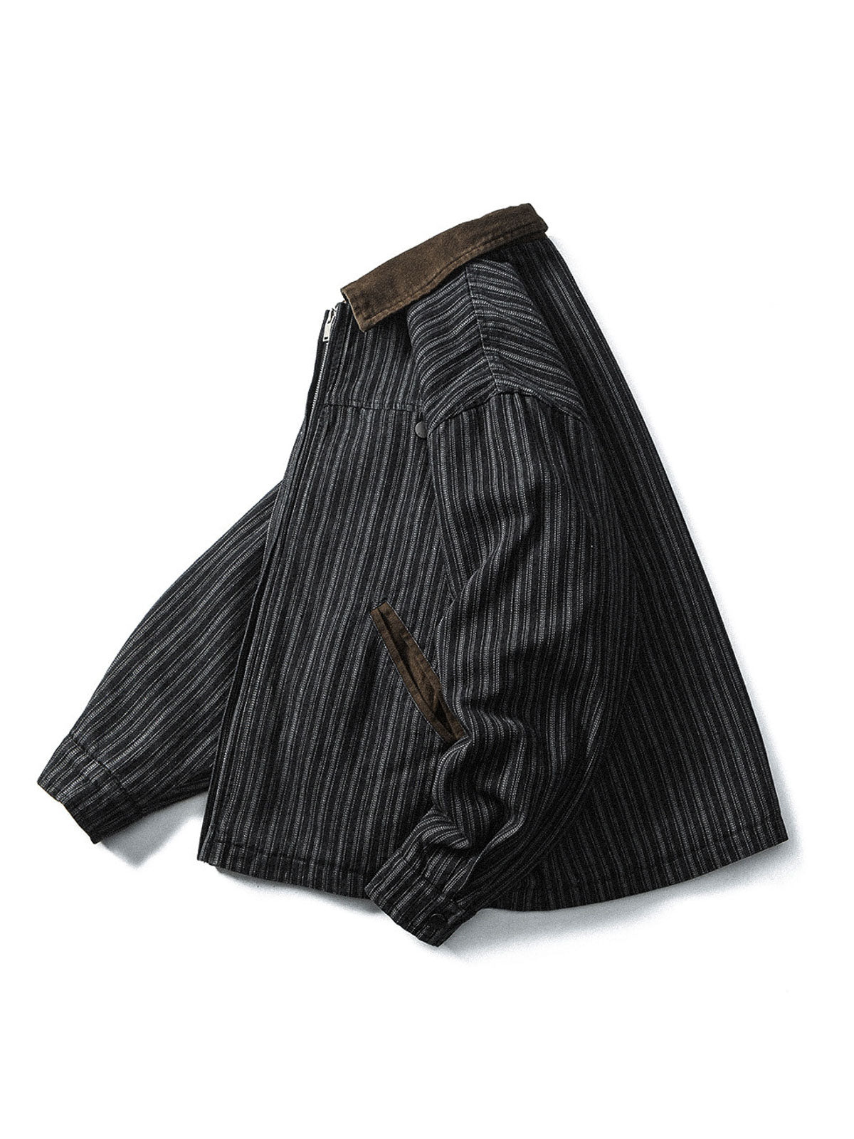 製品画像: バイカラーコーデュロイ襟ストライプデニムデトロイトジャケット。ヴィンテージ風デザインのデニムジャケットに、バイカラーコーデュロイ襟とファー裏地を組み合わせ、暖かさとスタイリッシュさを提供。

詳細画像: バイカラーコーデュロイ襟のディテールと斜めに配置された前襟のポケット。デニム生地とファー裏地の質感が際立つデザイン。