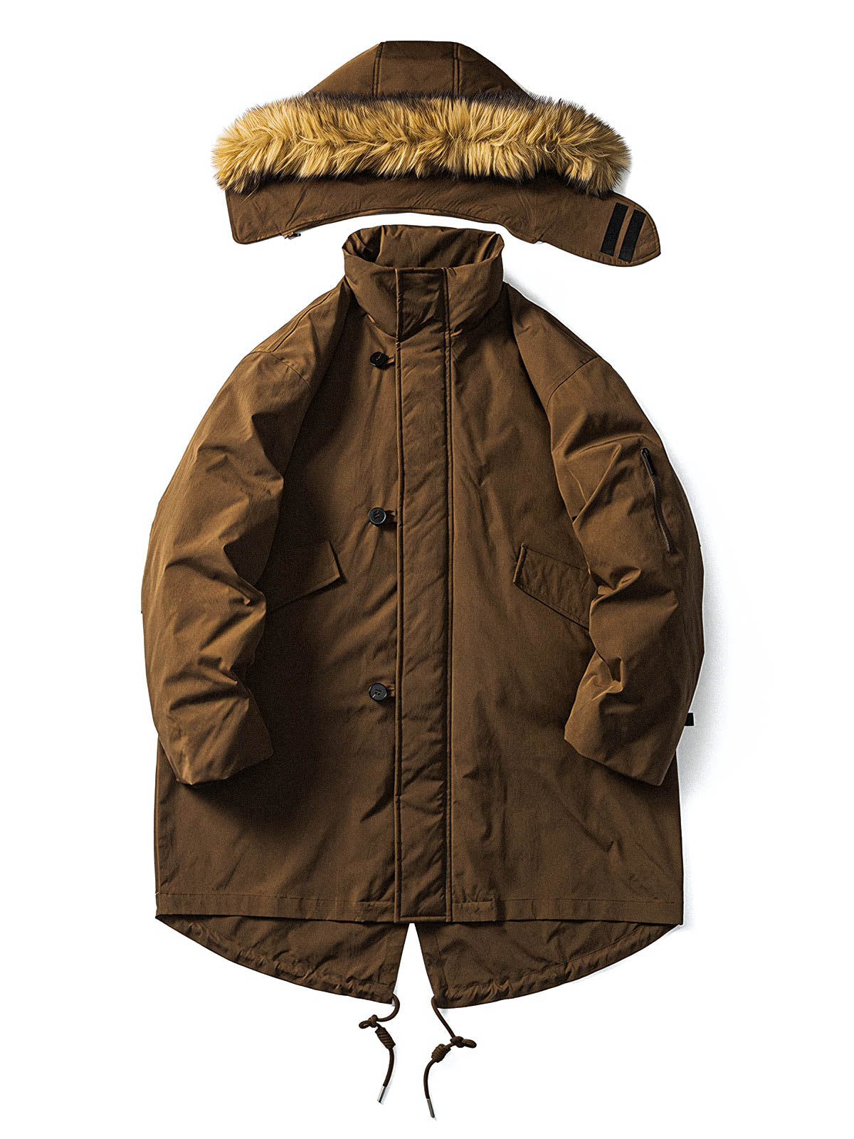 製品画像:
M51パーカー ダウンジャケット、レトロなミリタリーデザインと現代的なシルエットを融合した全体展示、秋冬に最適な保温性のあるアイテム

詳細画像:
フィッシュテールカットと取り外し可能なファー襟のディテール、ミリタリーデザインを強調するデザインポイント