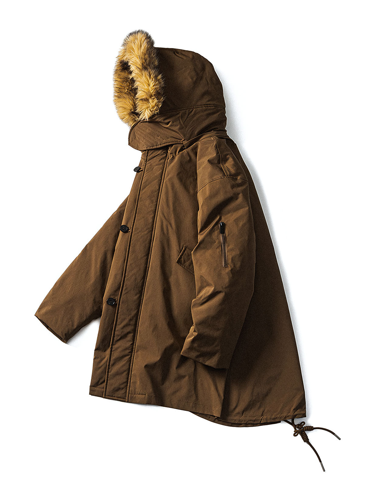 製品画像:
M51パーカー ダウンジャケット、レトロなミリタリーデザインと現代的なシルエットを融合した全体展示、秋冬に最適な保温性のあるアイテム

詳細画像:
フィッシュテールカットと取り外し可能なファー襟のディテール、ミリタリーデザインを強調するデザインポイント