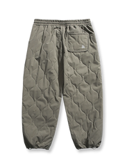 製品画像：裏起毛・厚手のアウトドアカジュアルパンツ、暖かさと保温性を提供するデザイン。冬のアウトドア活動や日常使いに最適な機能性。

詳細画像：裏起毛加工の内側ディテール、優れた保温性と快適さを提供する素材選び。風の侵入を防ぐ絞りデザイン。