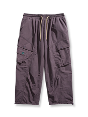 製品画像: 4色展開 アウトドア カーゴパンツ。100%ナイロン素材で耐久性と防風性を兼ね備えた、多機能パンツの全体展示図。

詳細画像: 裏起毛加工で保温性を高めた素材と、多ポケットディテールのクローズアップ。冬のアウトドア活動に便利な設計。