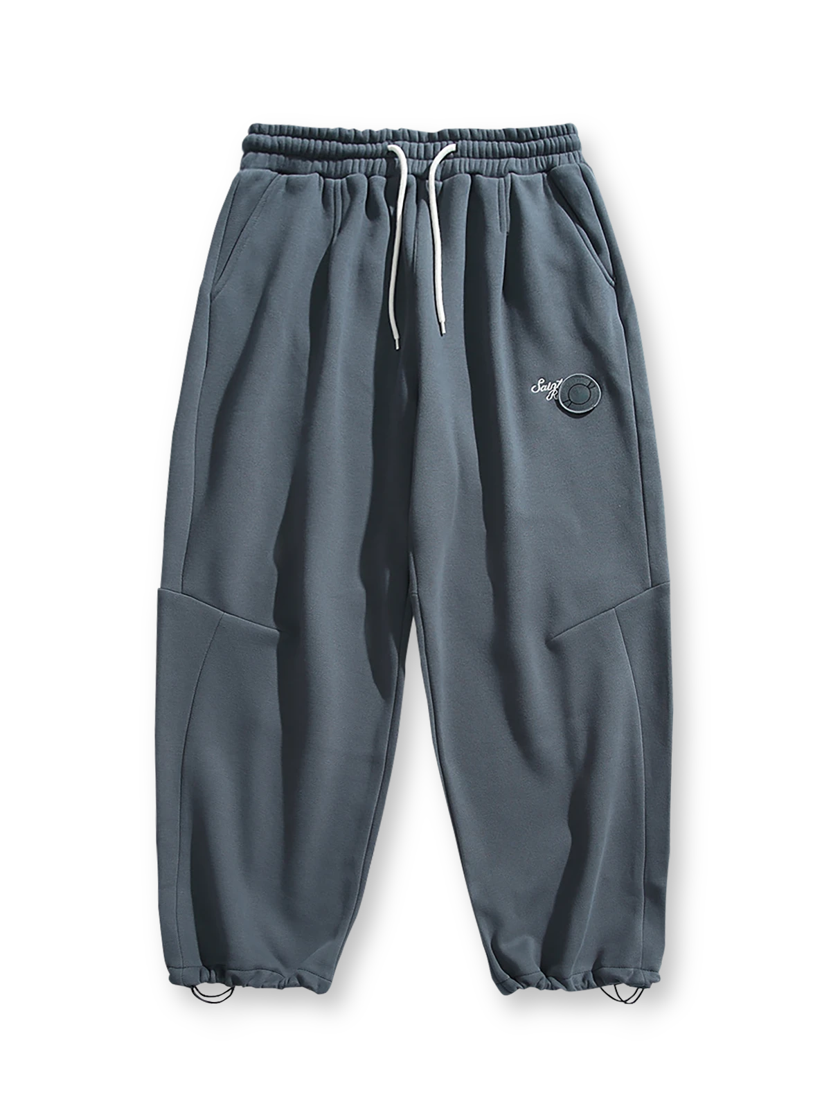 製品画像: 4色展開 カジュアル スウェットパンツ。裏起毛素材とルーズフィットデザインを採用した、冬に最適な厚手スウェットパンツの正面全体展示図。

詳細画像: 柔らかい裏起毛素材の質感と、冷気を防ぐ裾のリブデザインのディテールクローズアップ。