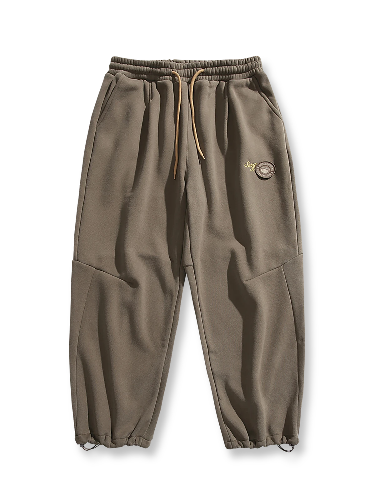 製品画像: 4色展開 カジュアル スウェットパンツ。裏起毛素材とルーズフィットデザインを採用した、冬に最適な厚手スウェットパンツの正面全体展示図。

詳細画像: 柔らかい裏起毛素材の質感と、冷気を防ぐ裾のリブデザインのディテールクローズアップ。