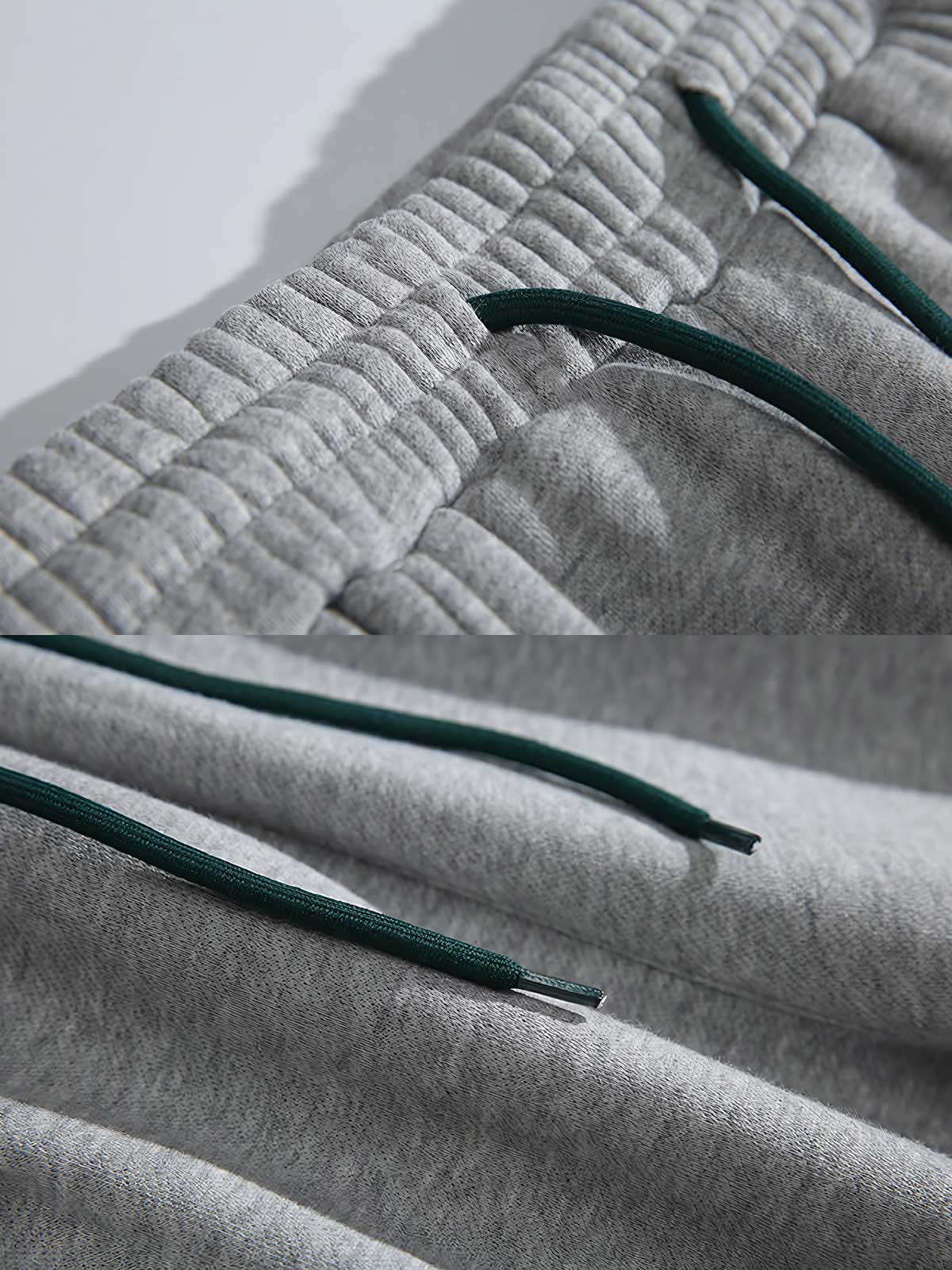 製品画像: 4色展開 カジュアル スウェットパンツ。裏起毛素材とルーズフィットデザインを採用した、冬に最適な厚手スウェットパンツの正面全体展示図。

詳細画像: 柔らかい裏起毛素材の質感と、冷気を防ぐ裾のリブデザインのディテールクローズアップ。