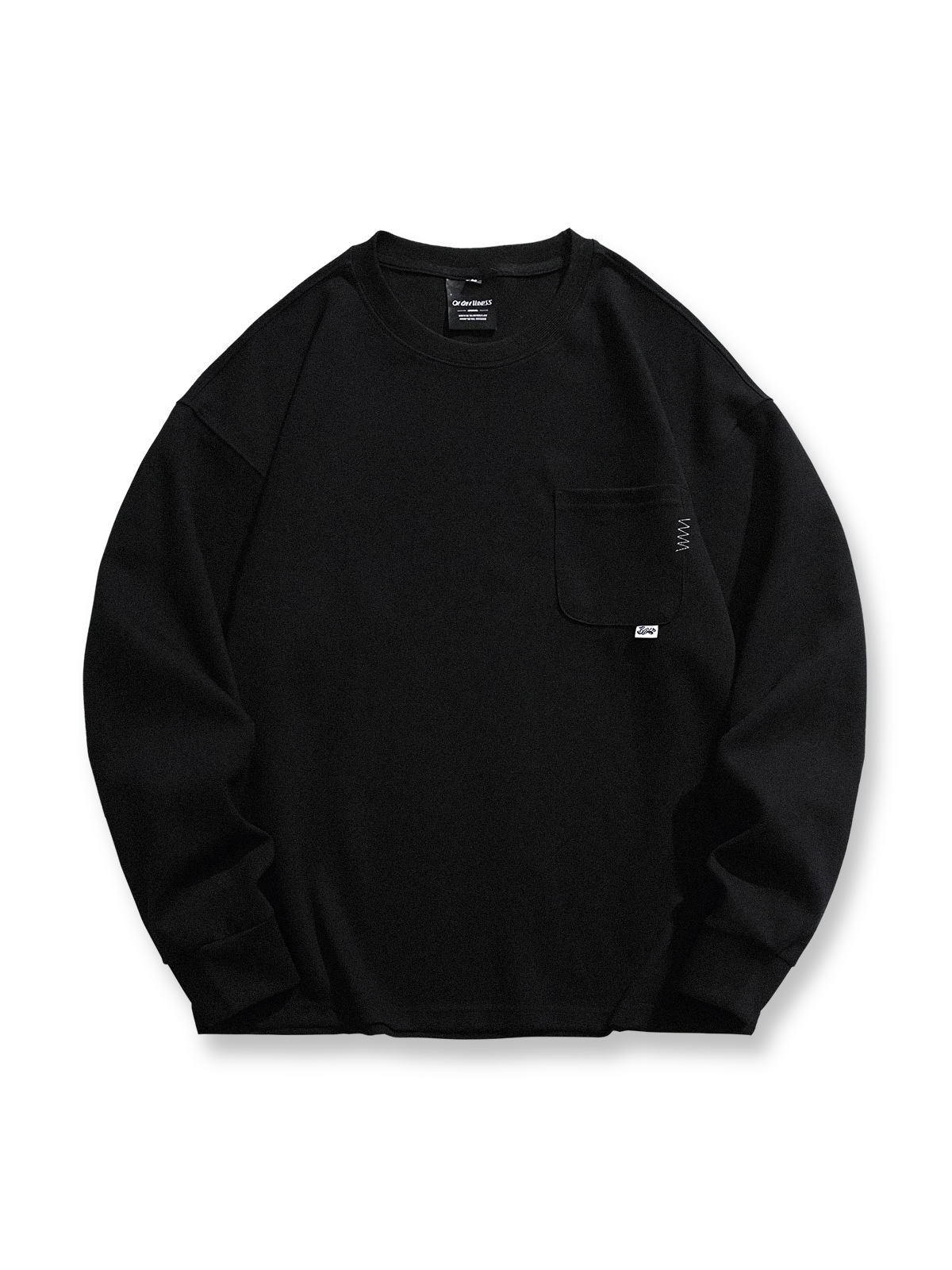 製品画像
「グレー・ホワイト・ブラックの3色展開クルーネック プルオーバースウェット全体像。ミニマルデザインとルーズフィットシルエットが特徴」

詳細画像
「クルーネック プルオーバースウェットの胸元シングルポケットとドロップショルダーデザインのディテールクローズアップ」