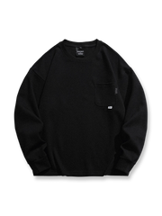 製品画像
「グレー・ホワイト・ブラックの3色展開クルーネック プルオーバースウェット全体像。ミニマルデザインとルーズフィットシルエットが特徴」

詳細画像
「クルーネック プルオーバースウェットの胸元シングルポケットとドロップショルダーデザインのディテールクローズアップ」