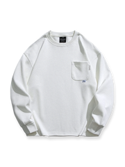 製品画像
「グレー・ホワイト・ブラックの3色展開クルーネック プルオーバースウェット全体像。ミニマルデザインとルーズフィットシルエットが特徴」

詳細画像
「クルーネック プルオーバースウェットの胸元シングルポケットとドロップショルダーデザインのディテールクローズアップ」