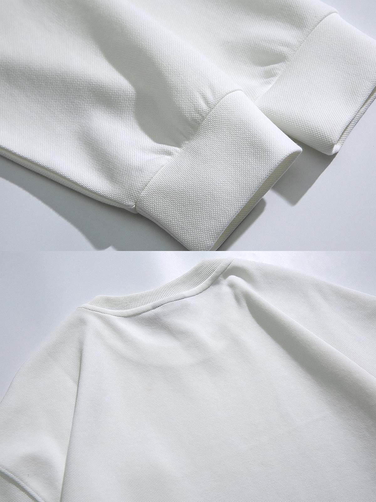 製品画像
「グレー・ホワイト・ブラックの3色展開クルーネック プルオーバースウェット全体像。ミニマルデザインとルーズフィットシルエットが特徴」

詳細画像
「クルーネック プルオーバースウェットの胸元シングルポケットとドロップショルダーデザインのディテールクローズアップ」