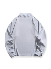 製品画像: 軽量ハイネック スウェットシャツの正面全体展示画像。ブラック、ホワイト、グレーの3色展開で、シンプルで上品なデザインが特徴。柔らかな生地感とハイネックデザインが冬のコーディネートに立体感を加え、日常使いにも最適な一着。
詳細画像: 軽量ハイネック スウェットシャツのハイネック部分をクローズアップした画像。保温性を高める立体的なデザインが特徴で、袖口と裾の細部仕上げも確認可能。シンプルなディテールでありながら、優れた着心地とファッション性を提供。