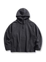 製品画像: 厚手ワッフル織りフード付きスウェット、ヴィンテージ感のあるデザインと裏起毛素材。寒い季節にぴったりの保温性を提供し、快適な着心地。

詳細画像: ワッフル織り生地と裏起毛のディテール。温かみのある厚手素材が、秋冬のコーディネートに最適。