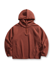 製品画像: 厚手ワッフル織りフード付きスウェット、ヴィンテージ感のあるデザインと裏起毛素材。寒い季節にぴったりの保温性を提供し、快適な着心地。

詳細画像: ワッフル織り生地と裏起毛のディテール。温かみのある厚手素材が、秋冬のコーディネートに最適。