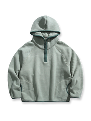 製品画像: 厚手ワッフル織りフード付きスウェット、ヴィンテージ感のあるデザインと裏起毛素材。寒い季節にぴったりの保温性を提供し、快適な着心地。

詳細画像: ワッフル織り生地と裏起毛のディテール。温かみのある厚手素材が、秋冬のコーディネートに最適。