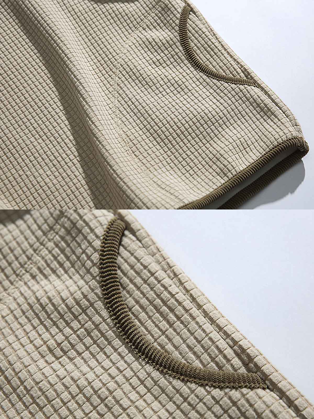 製品画像: 厚手ワッフル織りフード付きスウェット、ヴィンテージ感のあるデザインと裏起毛素材。寒い季節にぴったりの保温性を提供し、快適な着心地。

詳細画像: ワッフル織り生地と裏起毛のディテール。温かみのある厚手素材が、秋冬のコーディネートに最適。