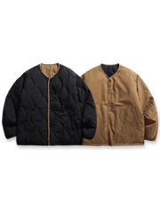 製品画像
「リバーシブル波形キルティングVネックダウン全体像。90%ホワイトダックダウン採用、カーキ、ブラック、アーミーグリーンの3色展開で実用性とスタイルを両立」

詳細画像
「リバーシブル波形キルティングダウンのポケットとキルティング加工のディテールクローズアップ。羽毛が均一に分布する設計」