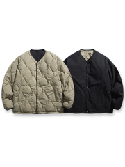 製品画像
「リバーシブル波形キルティングVネックダウン全体像。90%ホワイトダックダウン採用、カーキ、ブラック、アーミーグリーンの3色展開で実用性とスタイルを両立」

詳細画像
「リバーシブル波形キルティングダウンのポケットとキルティング加工のディテールクローズアップ。羽毛が均一に分布する設計」