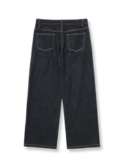 製品画像: クラシックな生デニム生地を使用したストレートカットジーンズ全体展示、ヴィンテージ感あふれるデザインと頑丈なリベットディテールが特徴
詳細画像: 5ポケットデザインとヴィンテージ生地のディテール特写、未処理の裾が自然なカジュアル感を演出