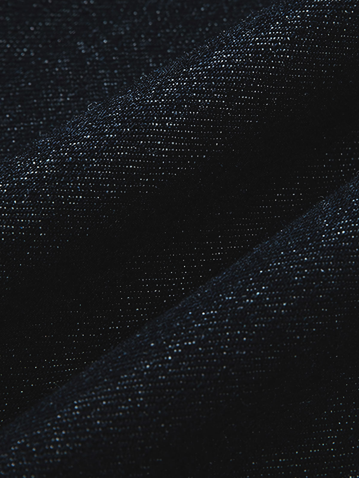 製品画像: クラシックな生デニム生地を使用したストレートカットジーンズ全体展示、ヴィンテージ感あふれるデザインと頑丈なリベットディテールが特徴
詳細画像: 5ポケットデザインとヴィンテージ生地のディテール特写、未処理の裾が自然なカジュアル感を演出