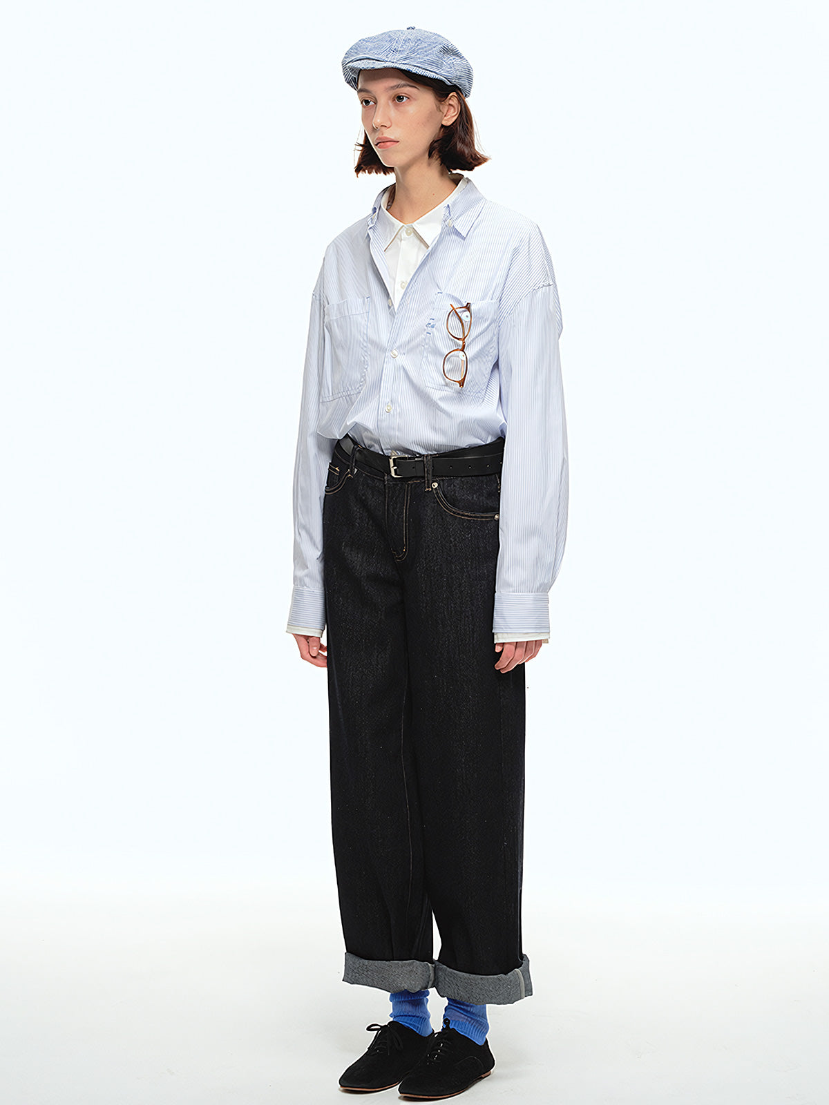 詳細画像: 5ポケットデザインとヴィンテージ生地のディテール特写、未処理の裾が自然なカジュアル感を演出
モデル画像: モデルが生デニムストレートジーンズを着用し、アメリカンカジュアルスタイルを演出、シンプルでリラックスしたコーディネート