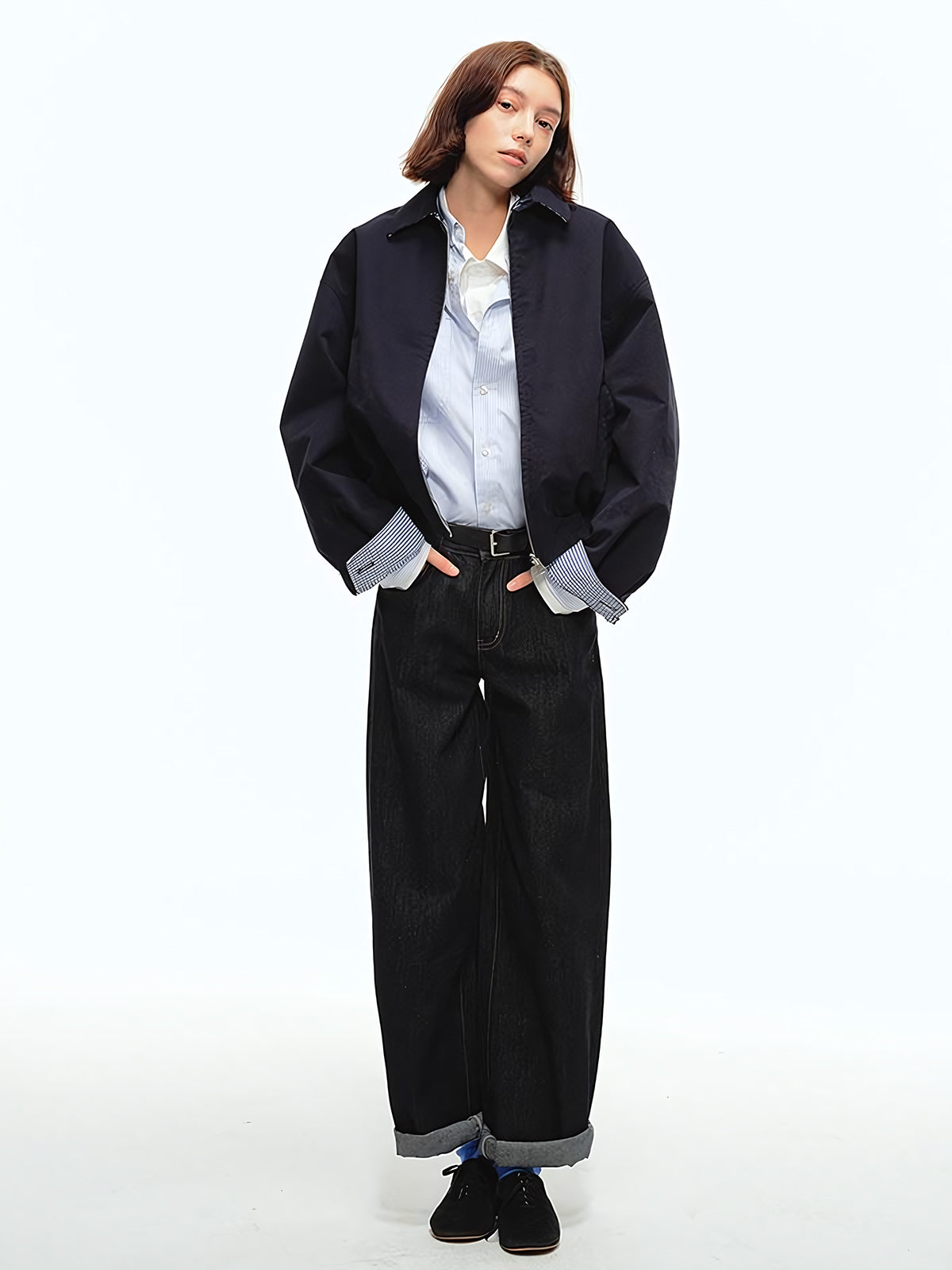 詳細画像: 5ポケットデザインとヴィンテージ生地のディテール特写、未処理の裾が自然なカジュアル感を演出
モデル画像: モデルが生デニムストレートジーンズを着用し、アメリカンカジュアルスタイルを演出、シンプルでリラックスしたコーディネート