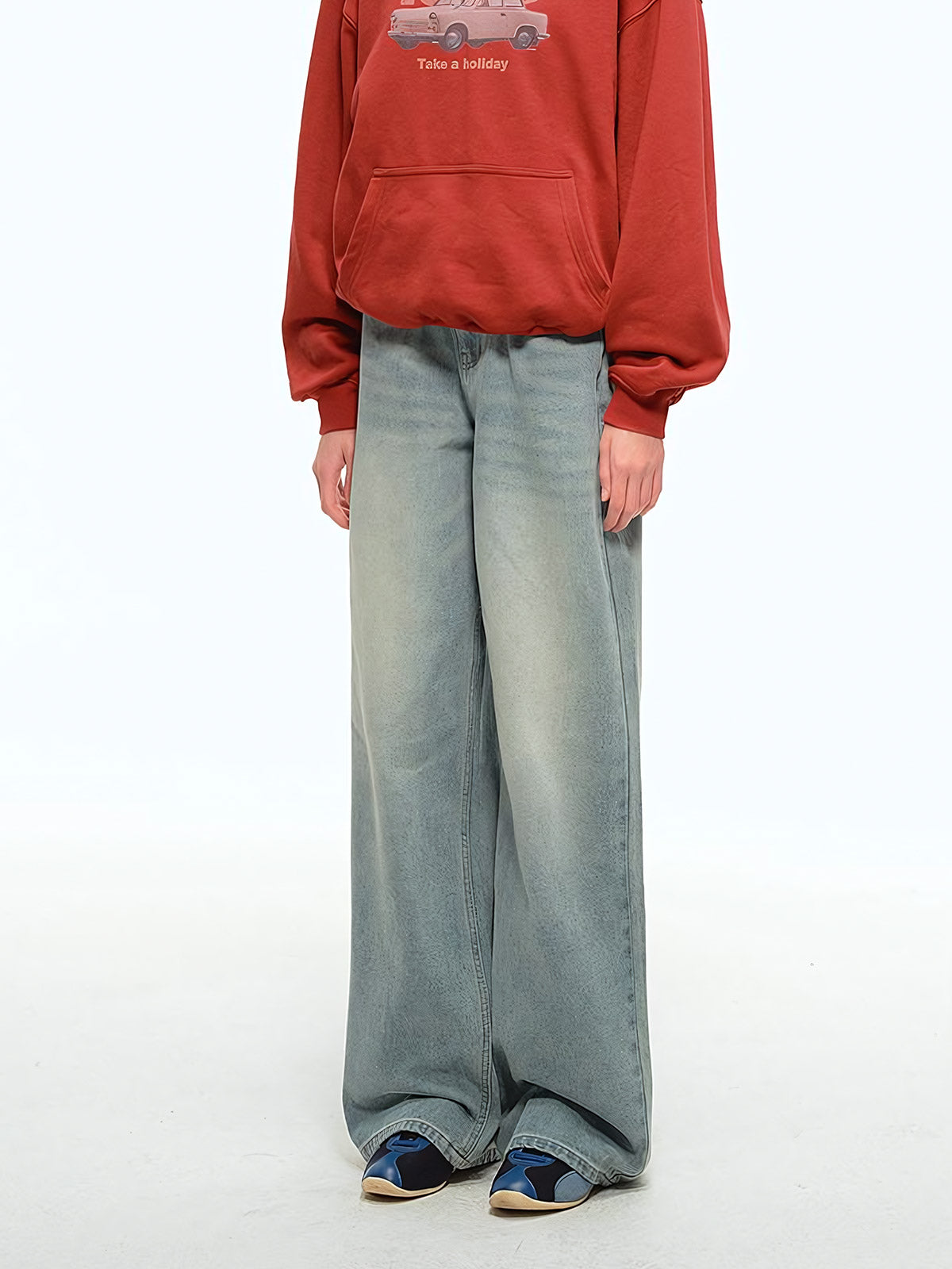 詳細画像: ウォッシュド加工とルーズフィットのストレートカットのディテール特写、自然なヴィンテージ感を強調
モデル画像: アメカジスタイルのレトロなデザインを反映させたストレートデニムパンツとシンプルなトップスを組み合わせたカジュアルなアメリカンスタイル