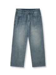 製品画像: ウォッシュドスリムストレートデニムパンツの全体展示。アメカジスタイルのウォッシュ加工が施され、独特なヴィンテージ感が際立っています。スリムストレートカットとクラシックな5ポケットデザインで、スタイリッシュかつ実用的な一着。

詳細画像: ウォッシュ加工と5ポケットデザインのディテール特写。生地の風合いや細部のデザインが、ヴィンテージ感を強調し、デニムの質感と細見え効果を際立たせています。