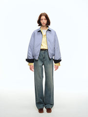 詳細画像: ウォッシュ加工と5ポケットデザインのディテール特写。生地の風合いや細部のデザインが、ヴィンテージ感を強調し、デニムの質感と細見え効果を際立たせています。

モデル画像: ヴィンテージデニムパンツとスニーカーを合わせたカジュアルなスタイル。スリムストレートカットが脚長効果を高め、スタイリッシュでありながら、日常的に着用できるシンプルなデザイン。