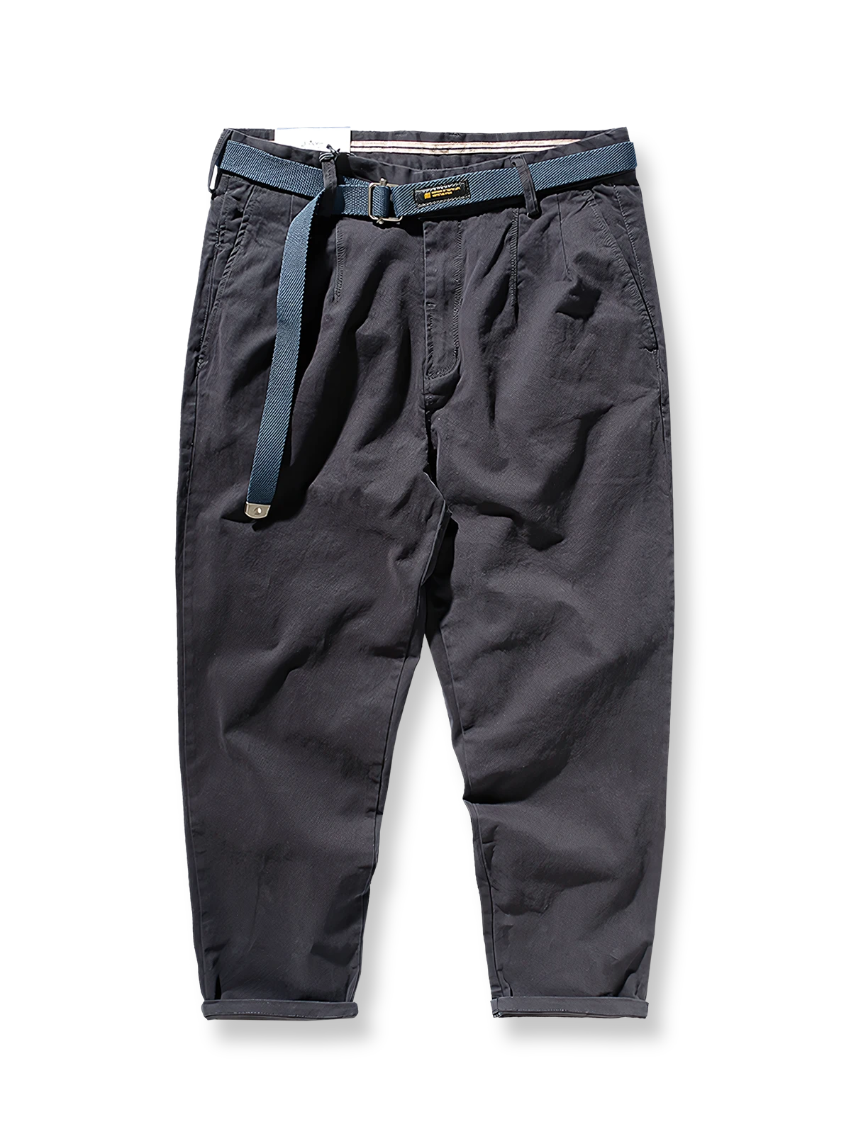 製品画像: ストレッチツイル9分丈テーパードパンツの正面展示画像、ウォッシュド加工で柔らかく快適な着心地を提供するカジュアルなデザイン。

詳細画像: 斜め織りのコットン生地とウォッシュド加工のディテール、ストレッチ素材で快適にフィットし、脚のラインをきれいに見せるテーパードシルエット。