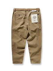 製品画像: ストレッチツイル9分丈テーパードパンツの正面展示画像、ウォッシュド加工で柔らかく快適な着心地を提供するカジュアルなデザイン。

詳細画像: 斜め織りのコットン生地とウォッシュド加工のディテール、ストレッチ素材で快適にフィットし、脚のラインをきれいに見せるテーパードシルエット。