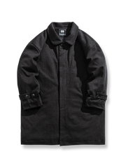 製品画像
「ブラックとコーヒーブラウンの2色展開ヘリンボーン柄中綿ロングコート全体像。クラシックなデザインと優れた保温性を備えた冬の必須アイテム」

詳細画像
「ヘリンボーン柄ロングコートのキルティング加工された内側とクラシックなボタンディテールのクローズアップ」