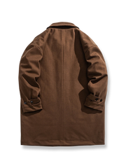 製品画像
「ブラックとコーヒーブラウンの2色展開ヘリンボーン柄中綿ロングコート全体像。クラシックなデザインと優れた保温性を備えた冬の必須アイテム」

詳細画像
「ヘリンボーン柄ロングコートのキルティング加工された内側とクラシックなボタンディテールのクローズアップ」