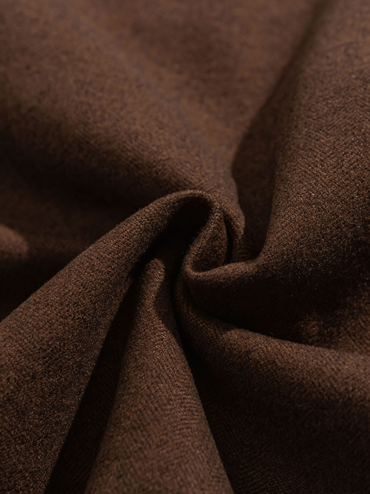 製品画像
「ブラックとコーヒーブラウンの2色展開ヘリンボーン柄中綿ロングコート全体像。クラシックなデザインと優れた保温性を備えた冬の必須アイテム」

詳細画像
「ヘリンボーン柄ロングコートのキルティング加工された内側とクラシックなボタンディテールのクローズアップ」