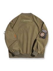 製品画像
クラシックなMA-1フライトジャケットの進化版。ミリタリースタイルと現代的な実用デザインを融合し、刺繍ワッペンや防風・撥水機能が特徴的。アウトドアにも対応できる実用的でファッション性の高いアイテム。

詳細画像
肩と腕に施された複数の刺繍ワッペンが、ミリタリー感を強調。特殊加工を施した生地が防風・撥水機能を提供し、リブ編みの袖口と裾が保温性を高めています。進化したMA-1デザインで、より機能的かつスタイリッシュ。