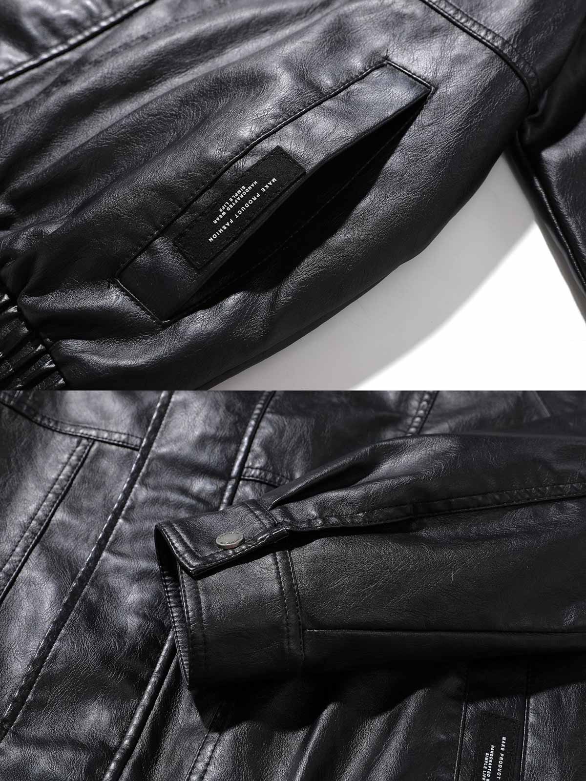 製品画像：
クラシックな3本ラインデザインの高級PUレザージャケット。ミラードデザインと柔らかな手触りのPUレザーを使用し、現代的でファッショナブルな雰囲気を演出。エラスティックデザインの袖口と裾で防風性も高め、秋冬シーズンに最適。

詳細画像：
高級PUレザーのジャケット、3本ラインデザインで現代的なスタイルに。肩部分の滑らかなカッティングとゆったりシルエットが、カジュアルで快適な着心地を提供。袖口と裾のエラスティックデザインが防風性を向上。