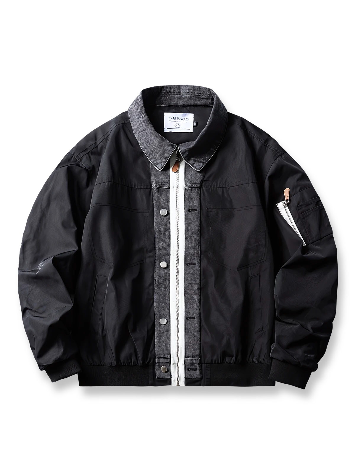 製品画像：
フライトジャケットとデニムの要素を融合したパッチワークデザイン。クラシックなフライトジャケットのカッティングに、デニム素材のラペルと前立てを組み合わせ、個性的で鮮明なレイヤード感を演出。耐久性のある素材で仕立てられ、秋冬シーズンに適した防風性を持つ多用途ジャケット。

詳細画像：
デニムとフライトジャケットを融合させたユニークなパッチワークデザイン。伸縮性のある袖口と裾で快適な着心地を提供し、機能的なポケットが実用性を兼ね備える。耐久性のある表地で、風を防ぎつつ、秋冬の季節に最適。
