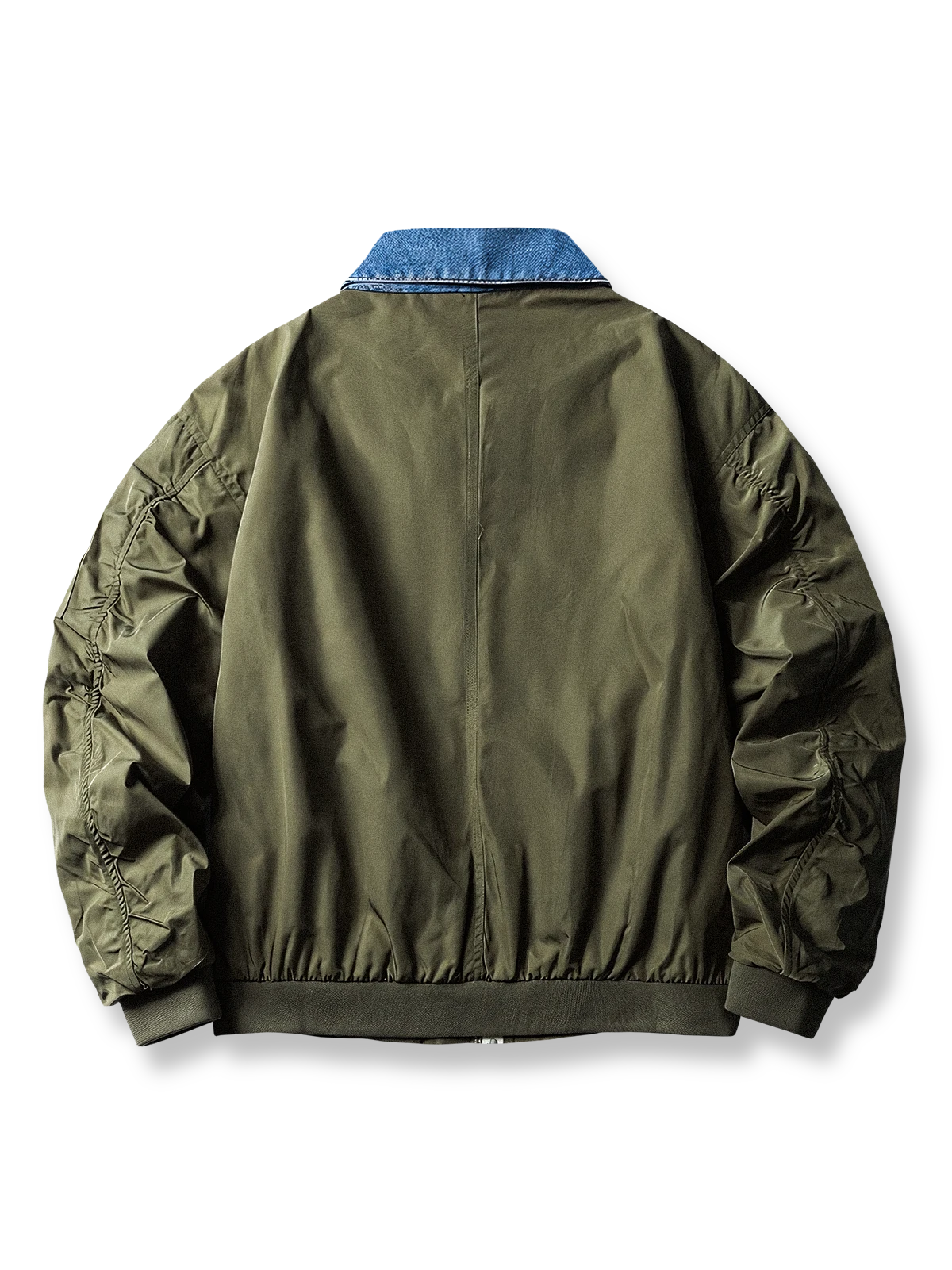 製品画像：
フライトジャケットとデニムの要素を融合したパッチワークデザイン。クラシックなフライトジャケットのカッティングに、デニム素材のラペルと前立てを組み合わせ、個性的で鮮明なレイヤード感を演出。耐久性のある素材で仕立てられ、秋冬シーズンに適した防風性を持つ多用途ジャケット。

詳細画像：
デニムとフライトジャケットを融合させたユニークなパッチワークデザイン。伸縮性のある袖口と裾で快適な着心地を提供し、機能的なポケットが実用性を兼ね備える。耐久性のある表地で、風を防ぎつつ、秋冬の季節に最適。
