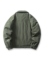 製品画像
「シワ感 開襟 ワーク 中綿ジャケットの全体像。クラシックな開襟デザインとシワ感素材が特徴の防風・保温性に優れたレトロワークスタイルジャケット」

詳細画像
「シワ感 開襟 ワーク 中綿ジャケットの胸ポケットと開襟デザインのディテール。耐久性と実用性を兼ね備えた素材感のクローズアップ」