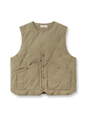 製品画像: 撥水加工ダイヤキルティングダウンベスト全体展示 - 防水機能があり、90%ホワイトダックダウンを使用した高品質ダウンベスト。

詳細画像: ダイヤキルティングデザインと撥水加工素材のディテール展示 - 冬のアウターに最適なスタイリッシュなデザイン。