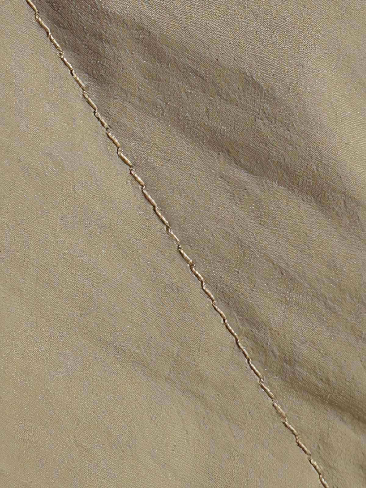 製品画像: 撥水加工ダイヤキルティングダウンベスト全体展示 - 防水機能があり、90%ホワイトダックダウンを使用した高品質ダウンベスト。

詳細画像: ダイヤキルティングデザインと撥水加工素材のディテール展示 - 冬のアウターに最適なスタイリッシュなデザイン。