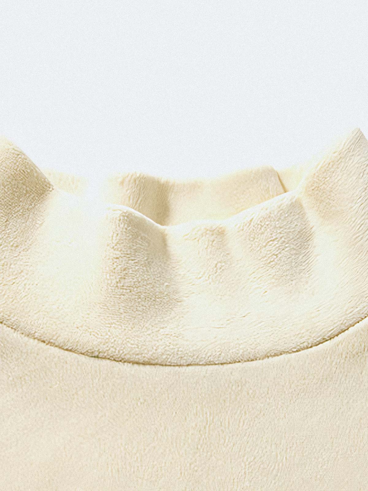 製品画像：
フリース素材を使用したモックネックスウェット。5色展開で、柔らかな手触りと優れた保温性が特徴。厚手でありながら、着心地は快適で、レイヤードスタイルにも最適なデザイン。

詳細画像：
中厚のフリース素材を採用し、伸縮性に優れたモックネックスウェット。防風性と保温性を兼ね備え、ルーズフィットのシルエットで快適な着心地。ポリエステル94.6%とスパンデックス5.4%の配合により、柔軟で動きやすい。