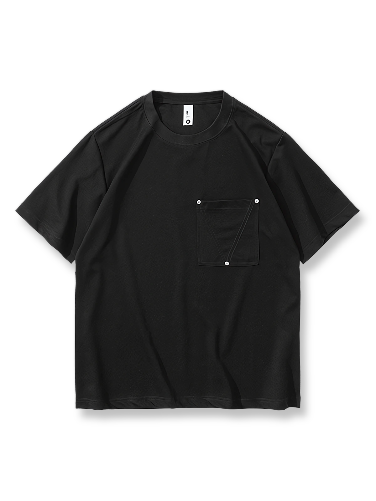 ベージュのスタッズポケット付き無地半袖Tシャツの正面展示