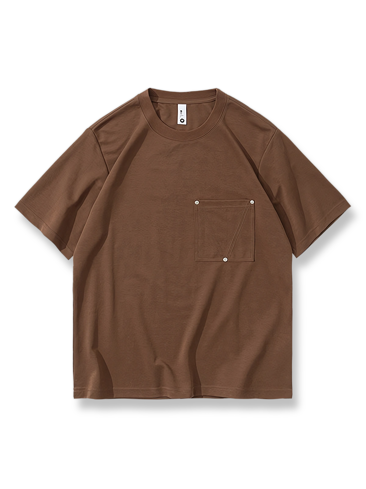 ベージュのスタッズポケット付き無地半袖Tシャツの正面展示