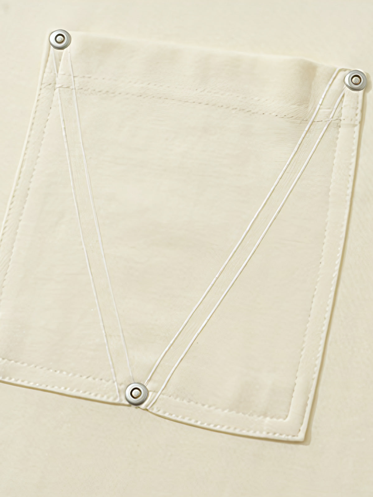 半袖Tシャツのスタッズポケットのディテール特写