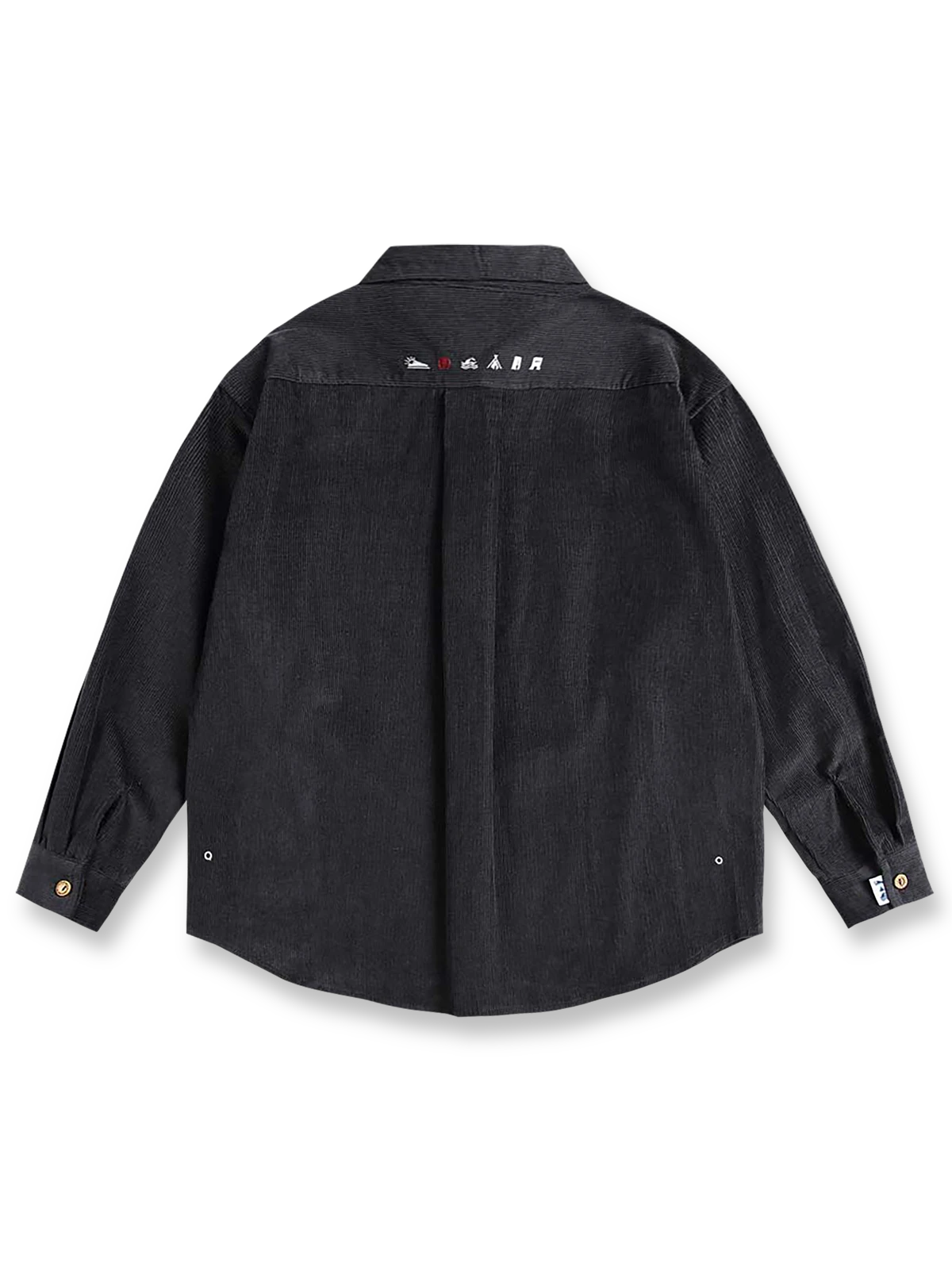 製品画像
ウォッシュ加工が施されたヴィンテージ感あふれるシャツ全体図。柔らかな生地の質感とココナッツ製ボタンの自然な風合いが際立つデザインで、ネイティブアメリカンのトーテム刺繍がアクセント

詳細画像
天然のココナッツ製ボタンと、背面に丁寧に施されたインディアンテントモチーフのトーテム刺繍のディテール。ウォッシュ加工による独特のヴィンテージ感と、18針/3cmの高密度縫製が美しい仕上がりを実現