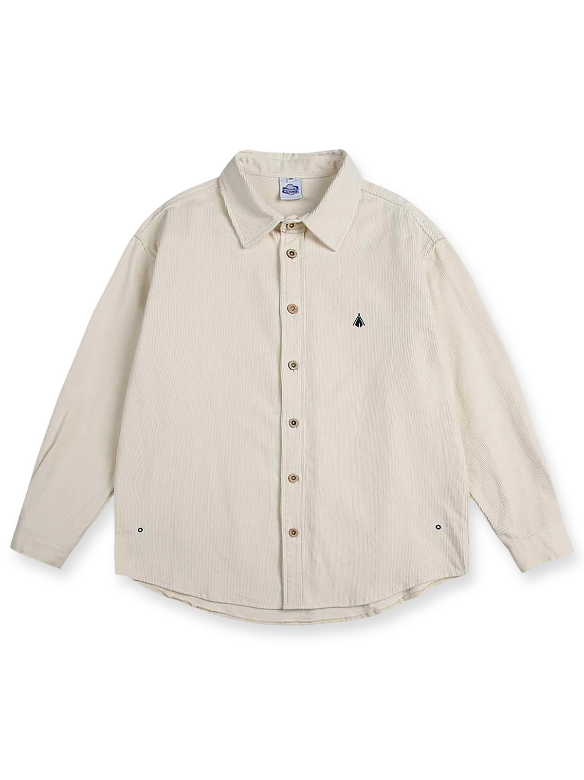 製品画像
ウォッシュ加工が施されたヴィンテージ感あふれるシャツ全体図。柔らかな生地の質感とココナッツ製ボタンの自然な風合いが際立つデザインで、ネイティブアメリカンのトーテム刺繍がアクセント

詳細画像
天然のココナッツ製ボタンと、背面に丁寧に施されたインディアンテントモチーフのトーテム刺繍のディテール。ウォッシュ加工による独特のヴィンテージ感と、18針/3cmの高密度縫製が美しい仕上がりを実現