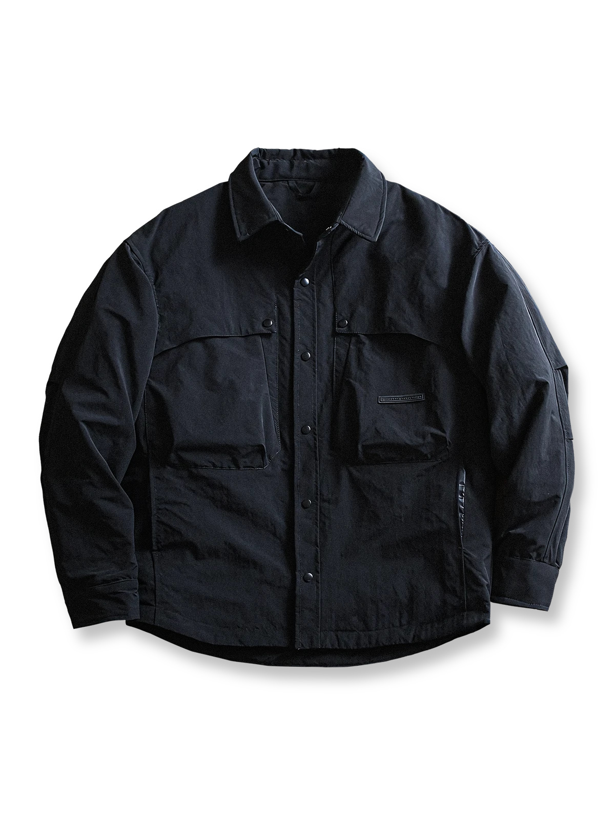 製品画像
"軽量中綿ジャケット、多ポケットデザイン、胸元に大容量ポケットを2つ配置、軽量で暖かく、実用性とファッション性を兼ね備えたジャケット"

詳細画像
"多ポケットデザインの軽量中綿ジャケット、カジュアルなボタンデザインとギャザー袖口、動きやすさと美しいシルエットを両立、薄手ながら十分な保温性を提供"
