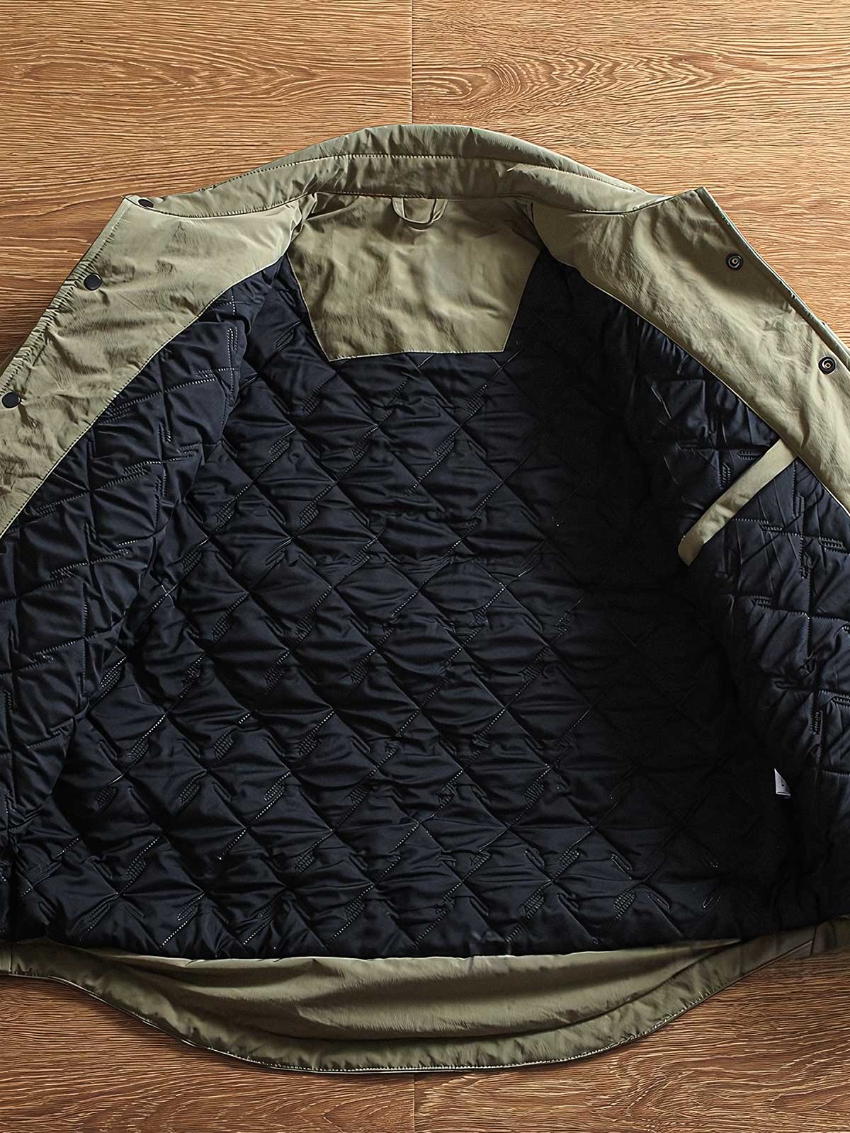 製品画像
"軽量中綿ジャケット、多ポケットデザイン、胸元に大容量ポケットを2つ配置、軽量で暖かく、実用性とファッション性を兼ね備えたジャケット"

詳細画像
"多ポケットデザインの軽量中綿ジャケット、カジュアルなボタンデザインとギャザー袖口、動きやすさと美しいシルエットを両立、薄手ながら十分な保温性を提供"
