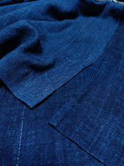 藍染めキューバシャツの胸元ポケットと飾りボタン、手作りによる微妙な表情の違いがポイント