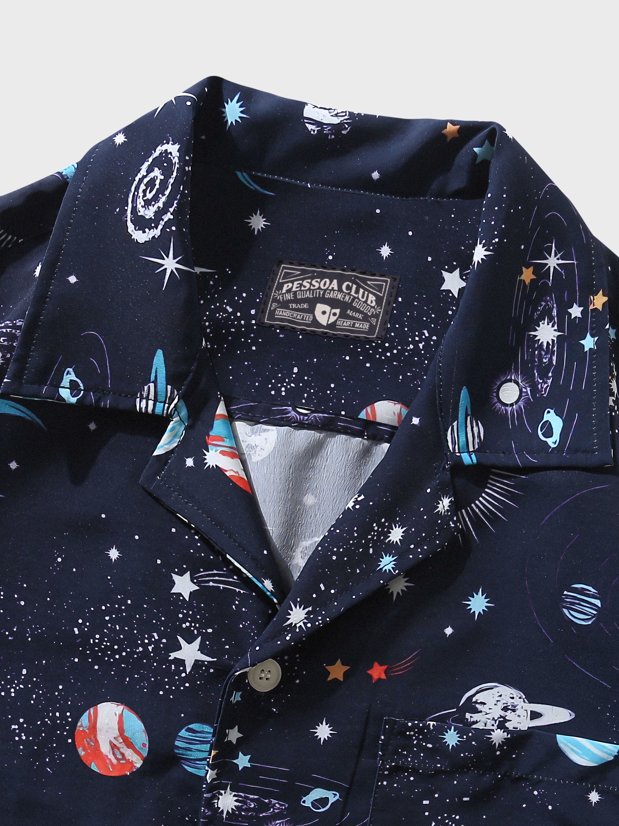 PLAME AUBEハワイアンシャツのキューバカラーと細部の処理の精巧さ、万華鏡デザインの鮮やかなディテール