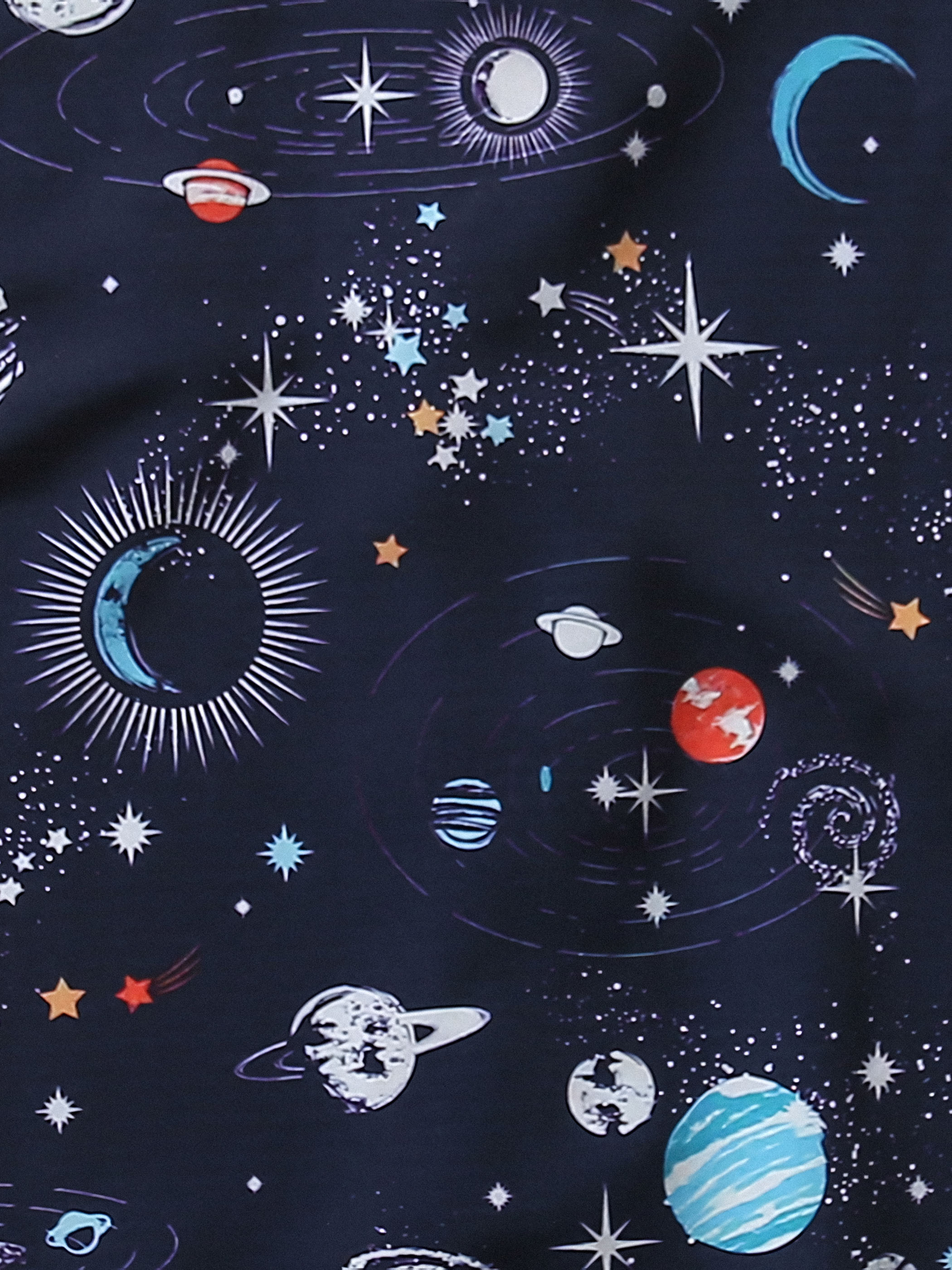 PLAME AUBEハワイアンシャツのキューバカラーと細部の処理の精巧さ、万華鏡デザインの鮮やかなディテール